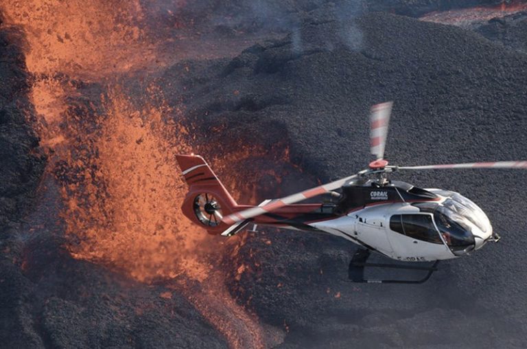 eruption volcan vue helicoptere